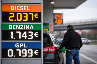 Carburanti in salita, diesel verso 2,1 euro: “Sconto accise già eroso, pieno più caro”